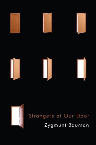 Паперова книга «Strangers at Our Door», автор Зигмунт Бауман - фото №1