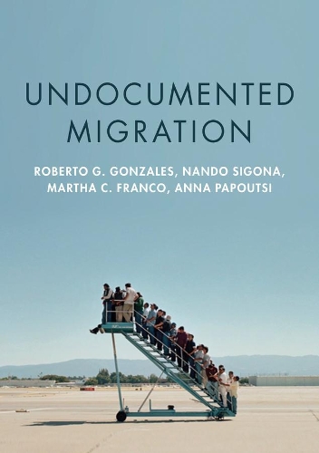 Бумажная книга «Undocumented Migration», авторов Анна Папутси, Марта К. Франко, Нандо Сигона, Роберто Г. Гонсалес - фото №1