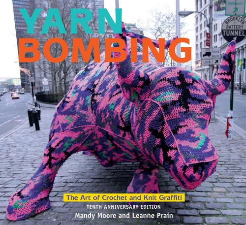 Бумажная книга «Yarn Bombing: The Art of Crochet and Knit Graffiti: Tenth Anniversary Edition», авторов Лиэнн Прэйн, Мэнди Мур - фото №1