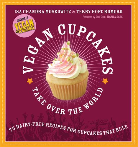 Бумажная книга «Vegan Cupcakes Take Over the World: 75 Dairy-Free Recipes for Cupcakes that Rule», авторов Иса Московиц, Сара Куин, Теган Сара, Терри Ромеро - фото №1