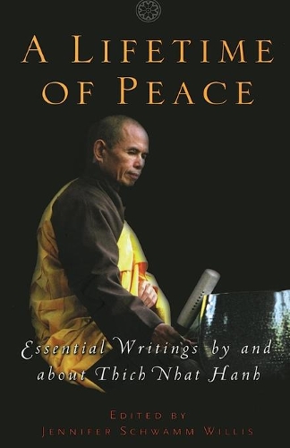 Бумажная книга «A Lifetime of Peace: Essential Writings by and about Thich Nhat Hanh», автор Дженнифер Уиллис - фото №1