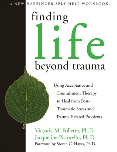 Паперова книга «Finding Life Beyond Trauma: Using Acceptance and Commitment Therapy to Heal from Post-Traumatic Stress and Trauma-Related Problems», автор Вікторія М. Фоллетт - фото №1