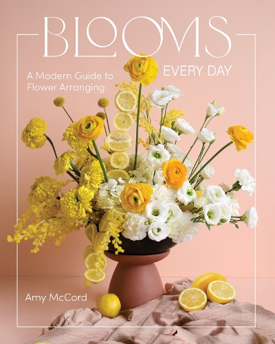 Бумажная книга «Blooms Every Day: A Modern Guide to Flower Arranging», автор Эми Маккорд - фото №1