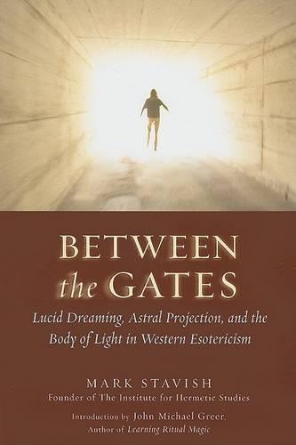 Бумажная книга «Between the Gates: Lucid Dreaming, Astral Projection, and the Body of Light in Western Esotericism», автор Марк Ставиш - фото №1