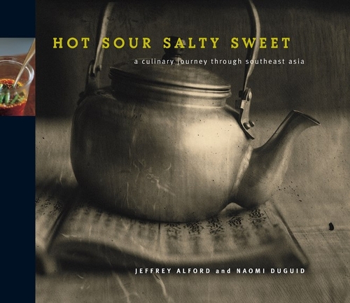 Бумажная книга «Hot Sour Salty Sweet: A Culinary Journey Through Southeast Asia», авторов Джеффри Алфорд, Наоми Дюгид - фото №1