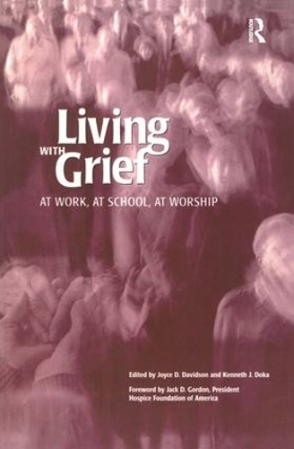 Бумажная книга «Living With Grief: At Work, At School, At Worship», автор Кеннет Дж. Дока - фото №1