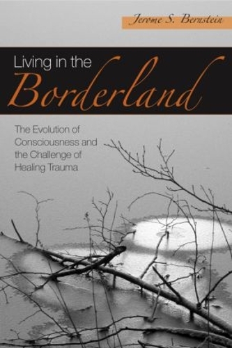Паперова книга «Living in the Borderland: The Evolution of Consciousness and the Challenge of Healing Trauma», автор Джером С. Бернстайн - фото №1
