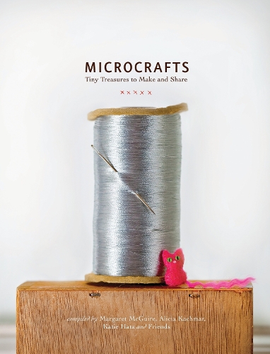 Бумажная книга «Microcrafts: Tiny Treasures to Make and Share», авторов Алисия Качмар, Кэти Хатц, Маргарет Макгуайр - фото №1