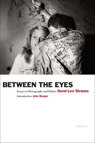 Паперова книга «Between the Eyes: Essays on Photography and Politics», автор Девід Леві Штраус - фото №1