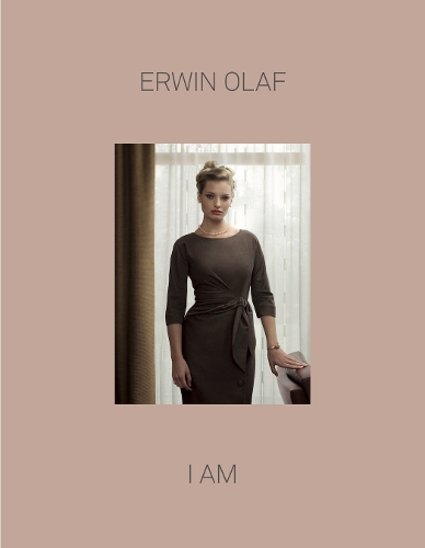 Бумажная книга «Erwin Olaf: I Am», автор Фрэнсис Ходжсон - фото №1