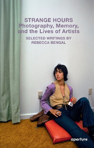 Бумажная книга «Strange Hours: Photography, Memory, and the Lives of Artists», автор Ребекка Бенгал - фото №1