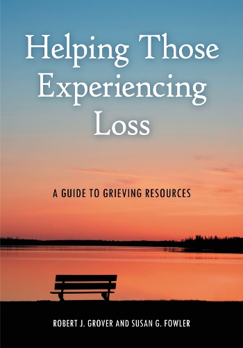 Бумажная книга «Helping Those Experiencing Loss: A Guide to Grieving Resources», авторов Роберт Дж. Гровер, Сьюзен Г. Фаулер - фото №1