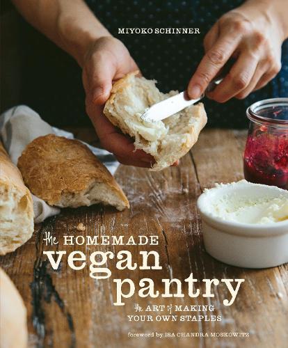 Бумажная книга «The Homemade Vegan Pantry: The Art of Making Your Own Staples [A Cookbook]», автор Миёко Шиннер - фото №1