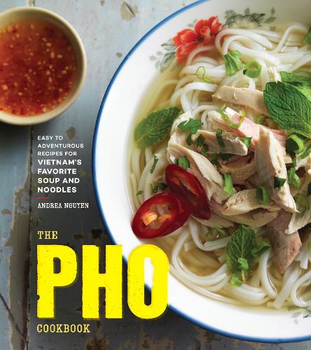 Бумажная книга «The Pho Cookbook: Easy to Adventurous Recipes for Vietnam's Favorite Soup and Noodles», автор Андреа Нгуен - фото №1
