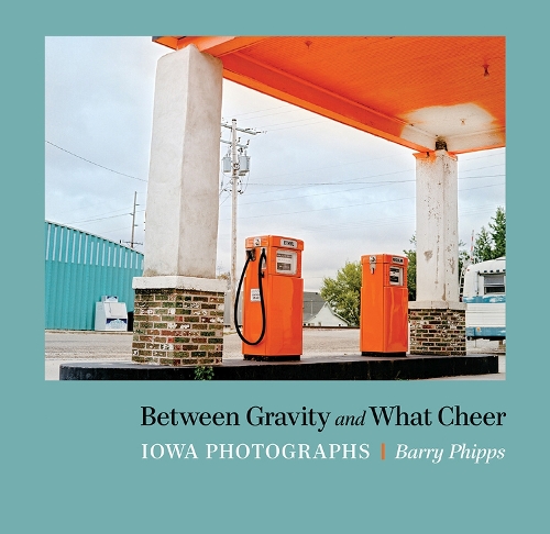 Бумажная книга «Between Gravity and What Cheer: Iowa Photographs», автор Барри Фиппс - фото №1