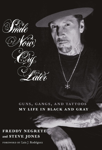 Бумажная книга «Smile Now, Cry Later: Guns, Gangs, and Ink - The Story of a Tattoo Art Legend», авторов Фредди Негрете, Луис Родригес - фото №1