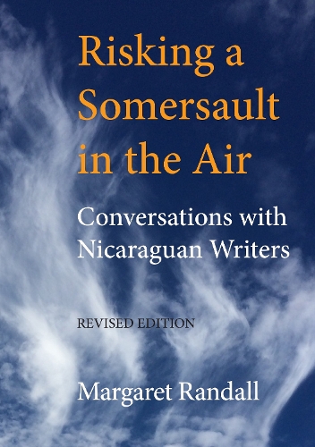 Паперова книга «Risking a Somersault in the Air: Conversations with Nicaraguan Writers (Revised edition)», автор Маргарет Рендалл - фото №1