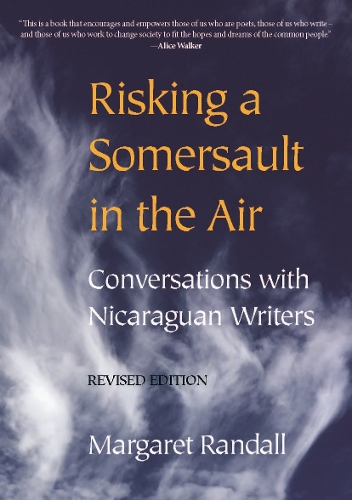 Бумажная книга «Risking a Somersault in the Air: Conversations with Nicaraguan Writers (Revised edition)», автор Маргарет Рэндалл - фото №1