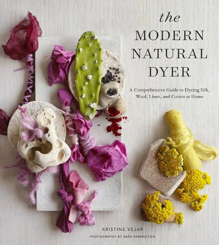 Бумажная книга «The Modern Natural Dyer: A Comprehensive Guide to Dyeing Silk, Wool, Linen, and Cotton at Home», автор Кристина Вежар - фото №1