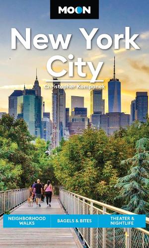 Бумажная книга «Moon New York City (Second Edition): Neighborhood Walks, Bagels & Bites, Theater & Nightlife», автор Кристофер Компанек - фото №1