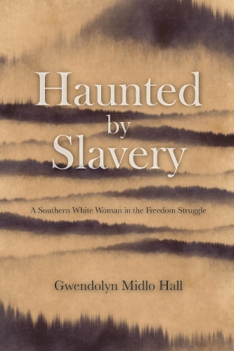 Бумажная книга «Haunted by Slavery: A Memoir of a Southern White Woman in the Freedom Struggle», автор Гвендолин Мидло Холл - фото №1