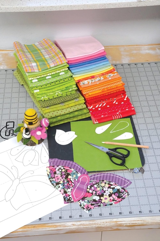 Бумажная книга «100 Whimsical Applique Designs: Mix & Match Blocks to Create Playful Quilts from Piece O'Cake Designs», авторов Бекки Голдсмит, Линда Дженкинс - фото №1