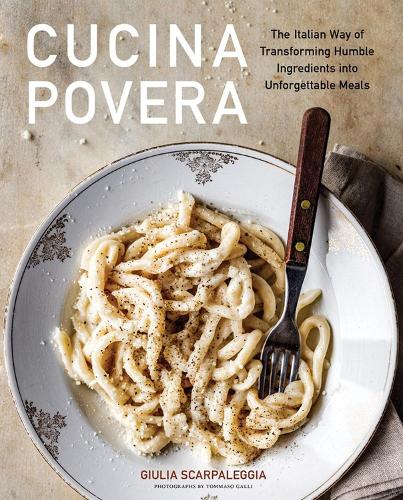 Бумажная книга «Cucina Povera: The Italian Way of Transforming Humble Ingredients into Unforgettable Meals», автор Джулия Скарпаледжиа - фото №1