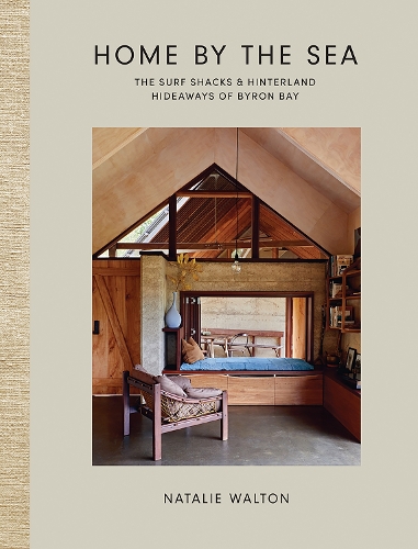 Бумажная книга «Home by the Sea: The Surf Shacks and Hinterland Hideaways of Byron Bay», автор Натали Уолтон - фото №1