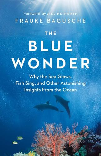 Бумажная книга «The Blue Wonder: Why the Sea Glows, Fish Sing, and Other Astonishing Insights from the Ocean», автор Фрауке Багуше - фото №1