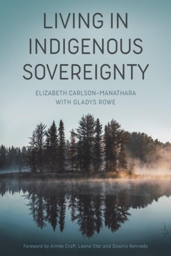 Паперова книга «Living in Indigenous Sovereignty», авторів Елізабет Карлсон-Маната, Гледіс Роу - фото №1