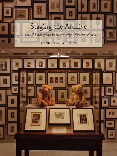 Бумажная книга «Staging the Archive: Art and Photography in the Age of New Media», автор Эрнст ван Альфен - фото №1