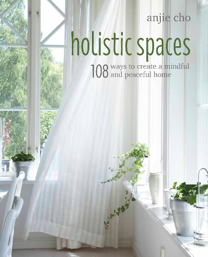 Бумажная книга «Holistic Spaces: 108 Ways to Create a Mindful and Peaceful Home», автор Энжи Чо - фото №1
