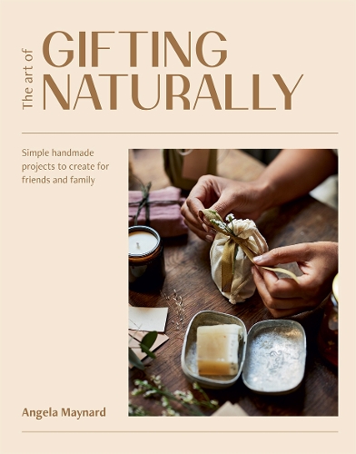 Бумажная книга «The Art of Gifting Naturally: Simple, Handmade Projects to Create for Friends and Family», автор Анджела Мейнард - фото №1