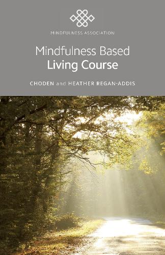 Бумажная книга «Mindfulness Based Living Course: A self-help version of the popular Mindfulness eight-week course, emphasising kindness and self-compassion, including guided meditations», авторов Хизер Чоден, Хизер Реган-Аддис - фото №1