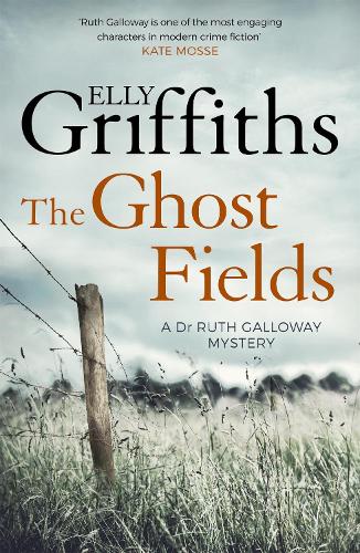 [object Object] «The Ghost Fields: The Dr Ruth Galloway Mysteries 7», автор Элли Гриффитс - фото №1
