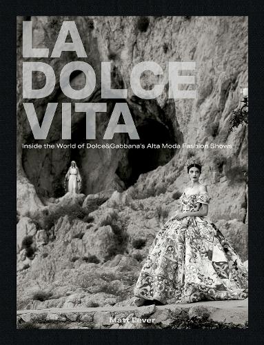 Бумажная книга «La Dolce Vita: Inside the World of Dolce&Gabbana’s Alta Moda Fashion Shows», автор Мэтт Левер - фото №1