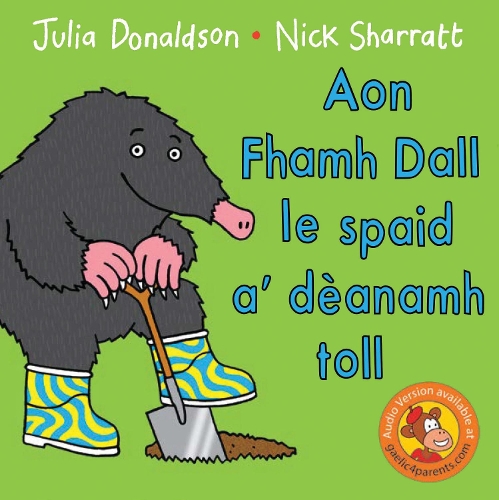 Бумажная книга «Aon Fhamh Dall le spaid a' dèanamh toll», автор Джулия Дональдсон - фото №1