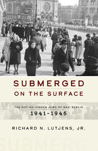 Бумажная книга «Submerged on the Surface: The Not-So-Hidden Jews of Nazi Berlin, 1941–1945», автор Ричард Н. Лютенс-младший - фото №1