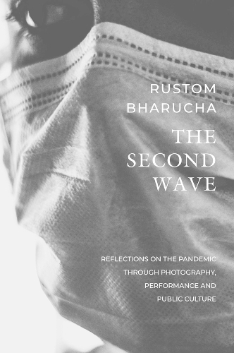 Паперова книга «The Second Wave – Reflections on the Pandemic through Photography, Performance and Public Culture», автор Рустом Бхаруча - фото №1