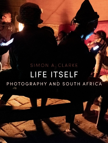 Паперова книга «Life Itself: Photography and South Africa», автор Саймон А. Кларк - фото №1