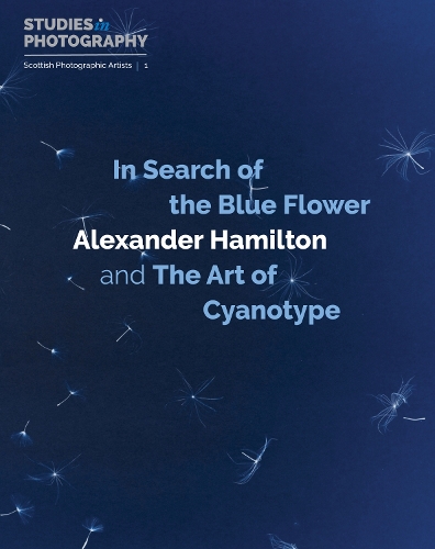 Бумажная книга «In Search of the Blue Flower: Alexander Hamilton and The Art of Cyanotype», автор Александр Гамильтон - фото №1