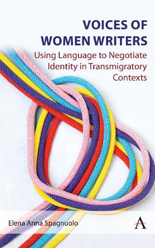 Бумажная книга «Voices of Women Writers: Using Language to Negotiate Identity in (Trans)migratory Contexts», автор Елена Анна Спаньоло - фото №1