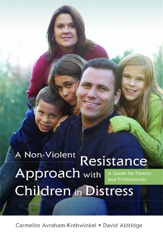 Бумажная книга «A Non-Violent Resistance Approach with Children in Distress: A Guide for Parents and Professionals», авторов Кармелита Авраам-Крехвинкель, Дэвид Олдридж - фото №1