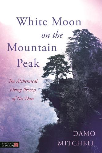 Бумажная книга «White Moon on the Mountain Peak: The Alchemical Firing Process of Nei Dan», автор Деймо Митчелл - фото №1