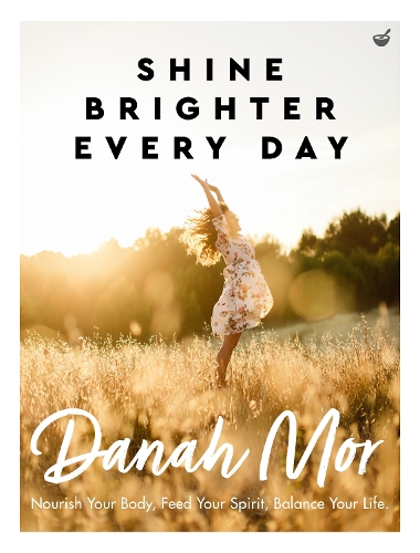Паперова книга «Shine Brighter, Every Day: Nourish, Balance and Repair Your Life», автор Дана Мор - фото №1