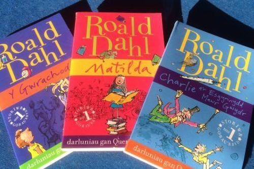 Бумажная книга «Pecyn Roald Dahl 4 (Matilda/Y Gwrachod/Charlie a'r Esgynnydd Mawr Gwydr)», автор Роальд Даль - фото №1