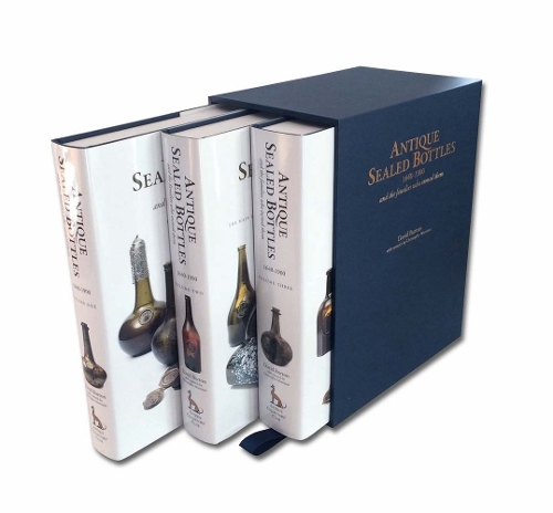 Бумажная книга «Antique Sealed Bottles 1640-1900: And the Families that Owned Them: 3 Volumes», автор Дэвид Бартон - фото №1