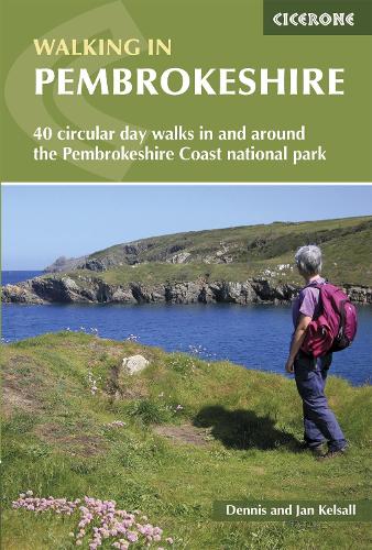 Бумажная книга «Walking in Pembrokeshire: 40 circular walks in and around the Pembrokeshire Coast National Park», авторов Деннис Келсолл, Ян Келсолл - фото №1
