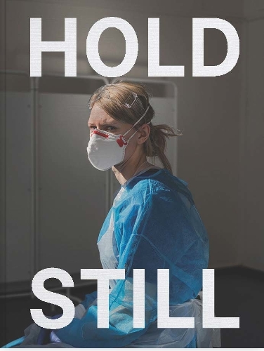 Бумажная книга «Hold Still. A Portrait of our Nation in 2020» - фото №1