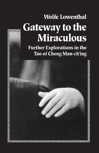 Бумажная книга «Gateway to the Miraculous: Further Explorations in the Tao of Cheng Man Ch'ing», автор Вулф Ловенталь - фото №1